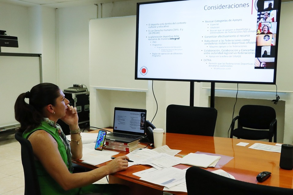 Ana Gabriela Guevara tuvo una reunión con atletas y diputados. (Foto: Conade)