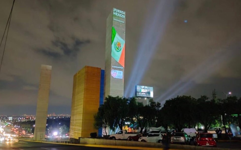 Así lucieron las Torres de Satélite en el homenaje al personal médico. Foto: @IkaroAton