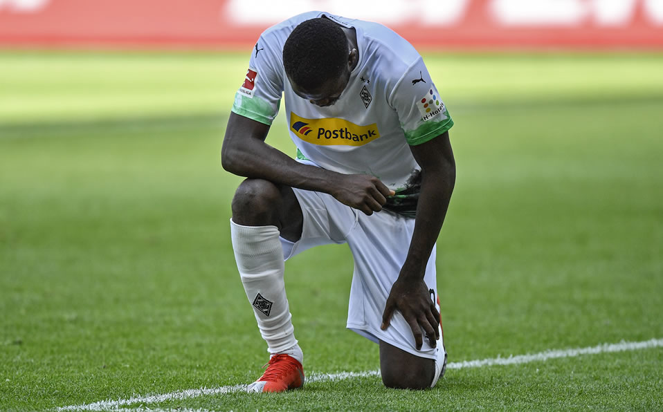 Marcus Thuram, que llevó una rodilla al césped no entró en la lista de investigados. (AFP)