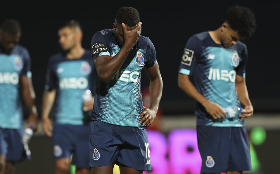 Los jugadores del Porto se lamentan tras perder con Famalicao. (Foto: AFP)