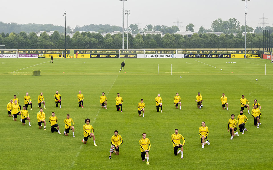 Borussia Dortmund se arrodilla en homenaje a George Floyd / Foto: @matshummels