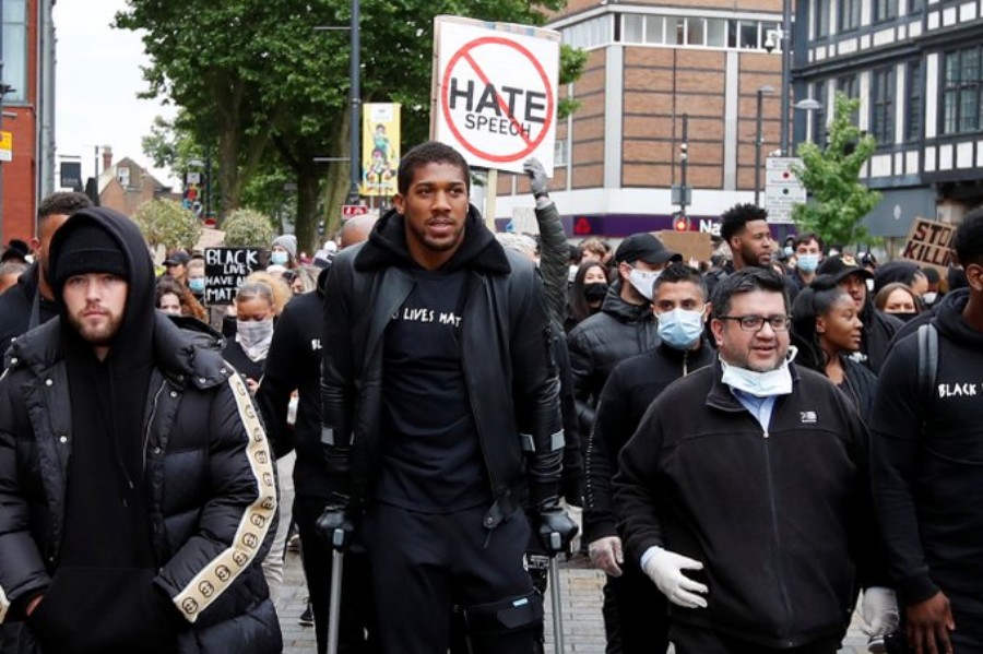 El británico acudió a la marcha con un malestar en una de las piernas. FOTO: Reuters