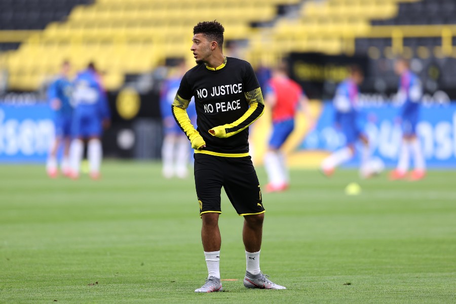 Jadon Sancho salió con esta playera a calentar. "Sin justicia no hay ritmo". (AFP)
