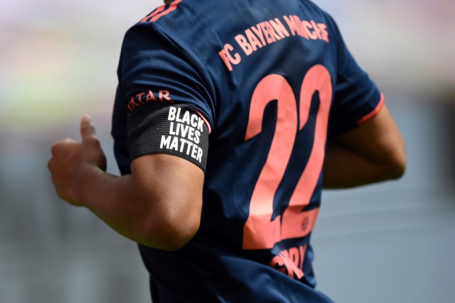 Los jugadores del Bayern Munich salieron con un brazalete con la famosa frase: "Black Lives Matter". (AFP)