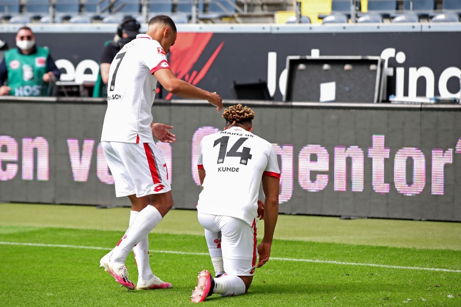 Kunde, del Mainz, anotó gol y se hincó como signo de protesta. (AFP)