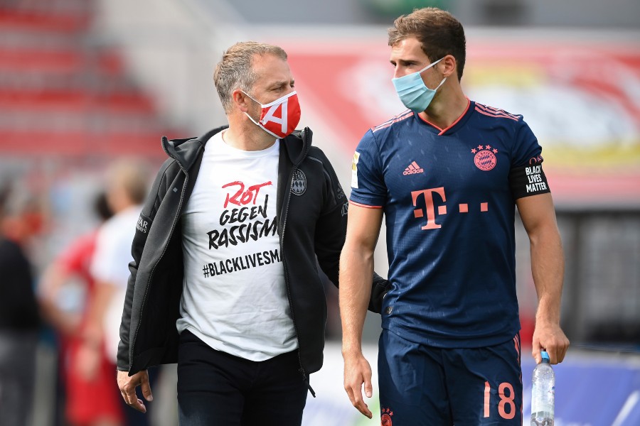 El médico del Bayern Munich también salió con la playera en contra del racismo. (AFP)
