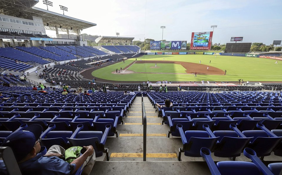 Una persona observa un juego en el Estadio Dennis Martínez durante la pandemia. (Foto: AP)