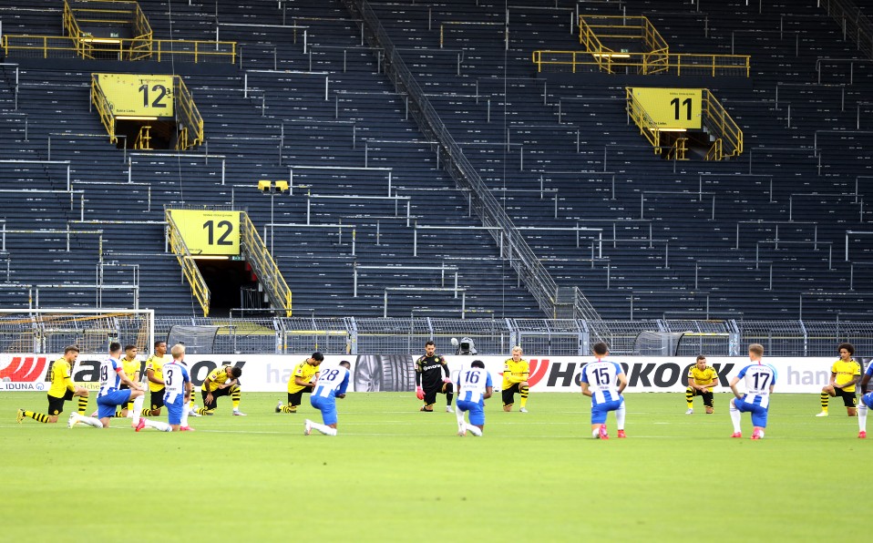 Previo al inicio del Dortmund vs Herta, los jugadores se hincaron como protesta.(AFP)