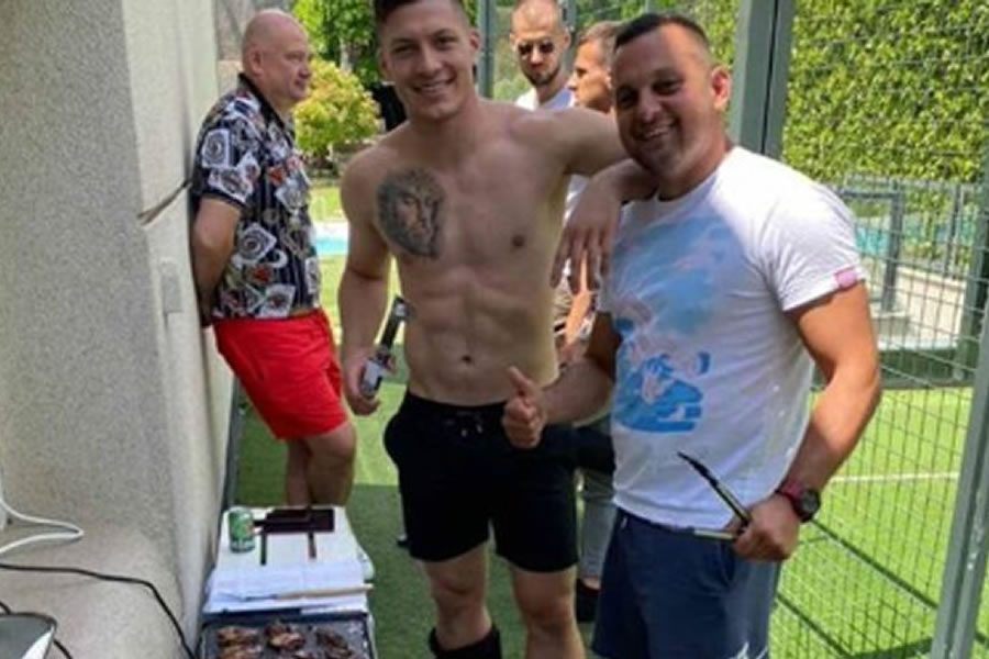 Luka Jovic apareció en un asado junto a amigos.