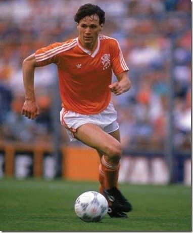 El 'Killer', Marco Van Basten, cuya selección se quedó en Octavos ante Alemania en un polémico juego.