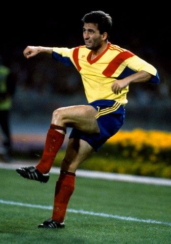 Gheorghe Hagi, apodado el Maradona de los Carpatos, el gran cerebro de Rumania.
