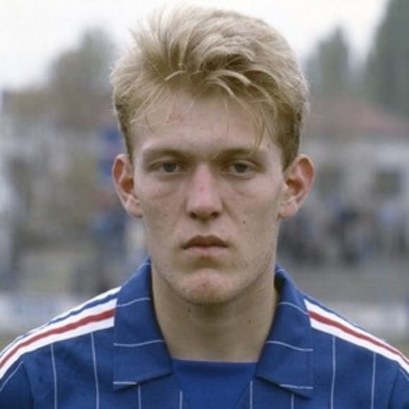 La entonces Yugoslavia contaba con un talentosísimo mediocampista de nombre Robert Prosinecki, el que después brilló con Croacia en 1998.