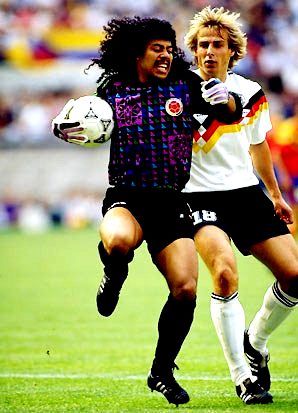 Inconfundible, inigualable y autor de un tremendo oso en aquel Mundial. El gran René Higuita.