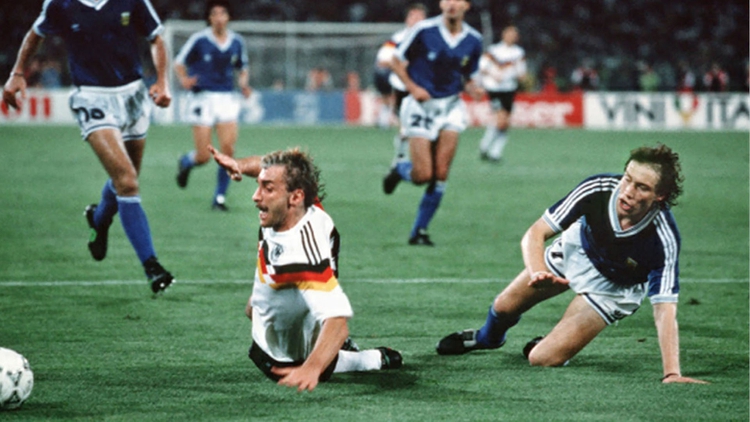Rudi Völler, el hombre al que Sensini le hizo el penal que Codesal marcó y sigue siendo polémico.