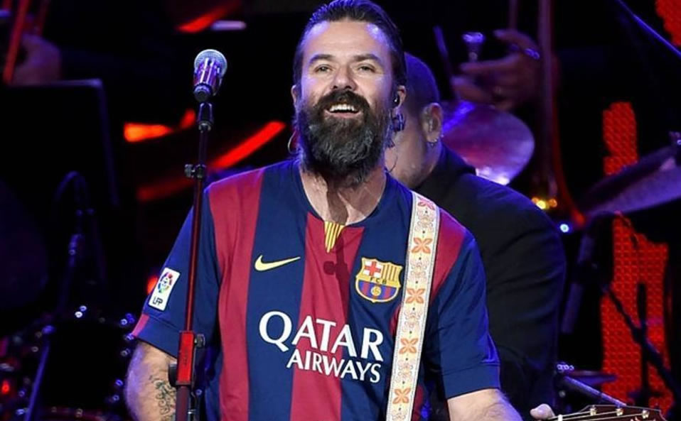 El vocaista y el jersey de Barça.