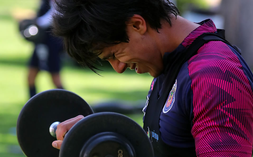 José Juan Macías en ejercicios con pesas en la práctica de Chivas. (@Chivas)