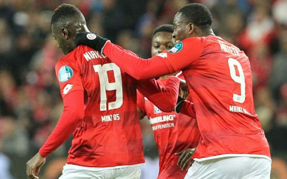 El Mainz 05 celebra que un aficionado racista renuncie / Foto: AFP