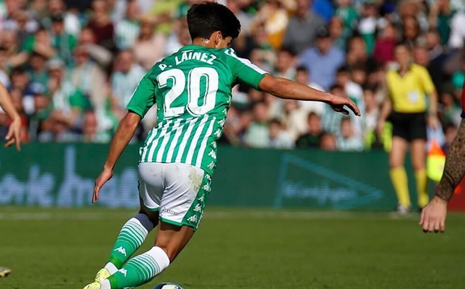 Lainez fue el segundo de los cinco cambios del Betis frente al Sevilla. (@Diego_Lainez)
