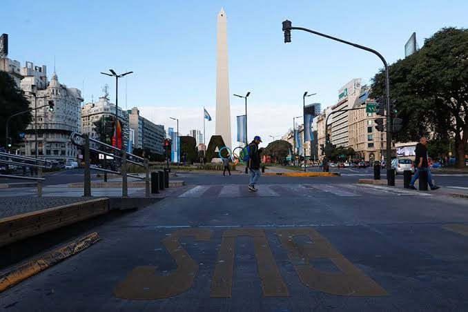 Argentina rompe récord de contagios de COVID-19; peligra futbol
