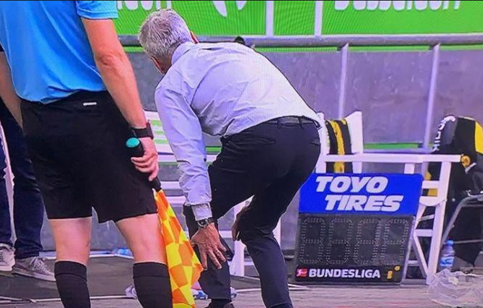 Lucien Favre, ntrenador del Borussia Dortmund, se lesionó en festejo de gol