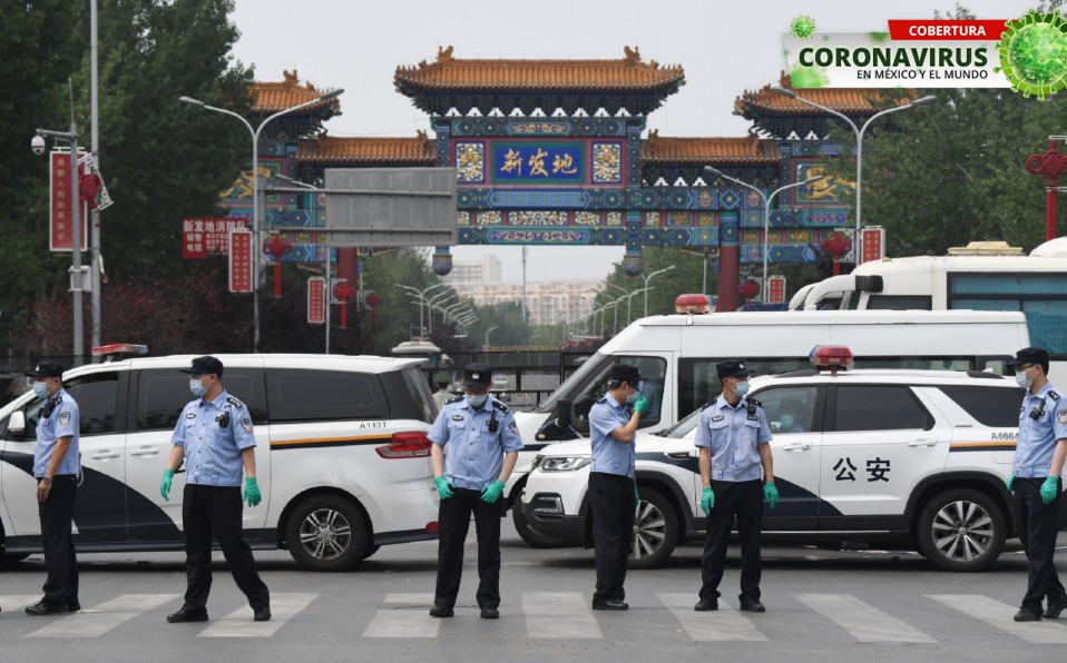 La policía hace un cerco en uno de los barrios que tendrán confinamiento obligatorio tras nuevo brote de coronavirus. Foto: AFP