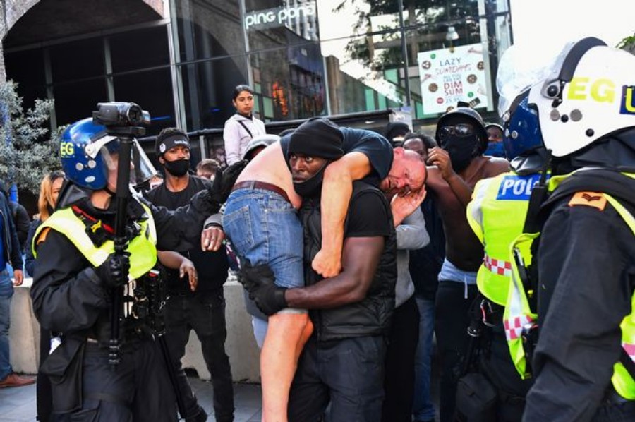 La violencia se desató en la entidad británica. FOTO: Reuters.