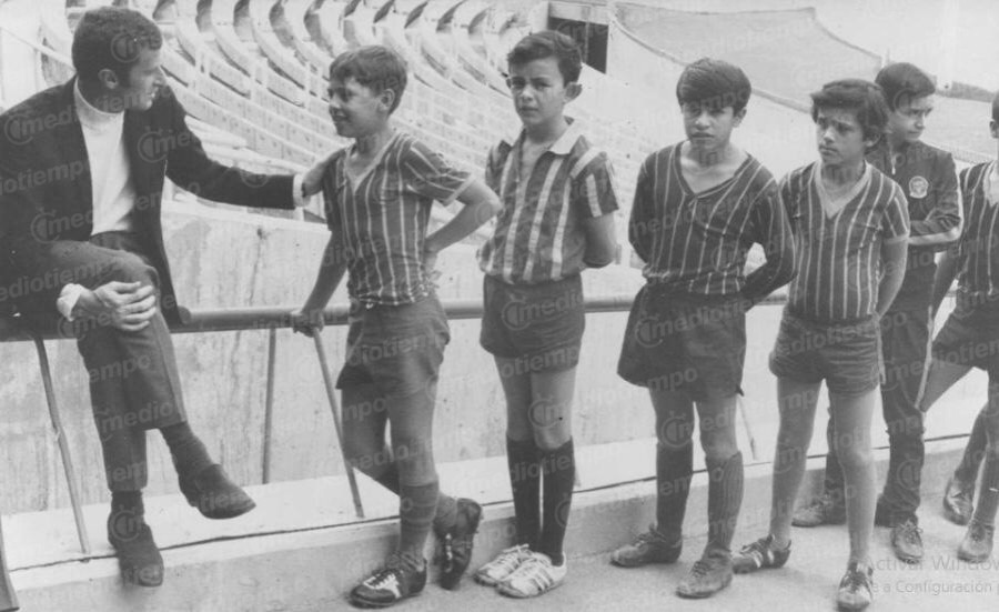 Los ninos canteranos idolatraban al futbolista en Ciudad Universitaria. FOTO: Milenio.