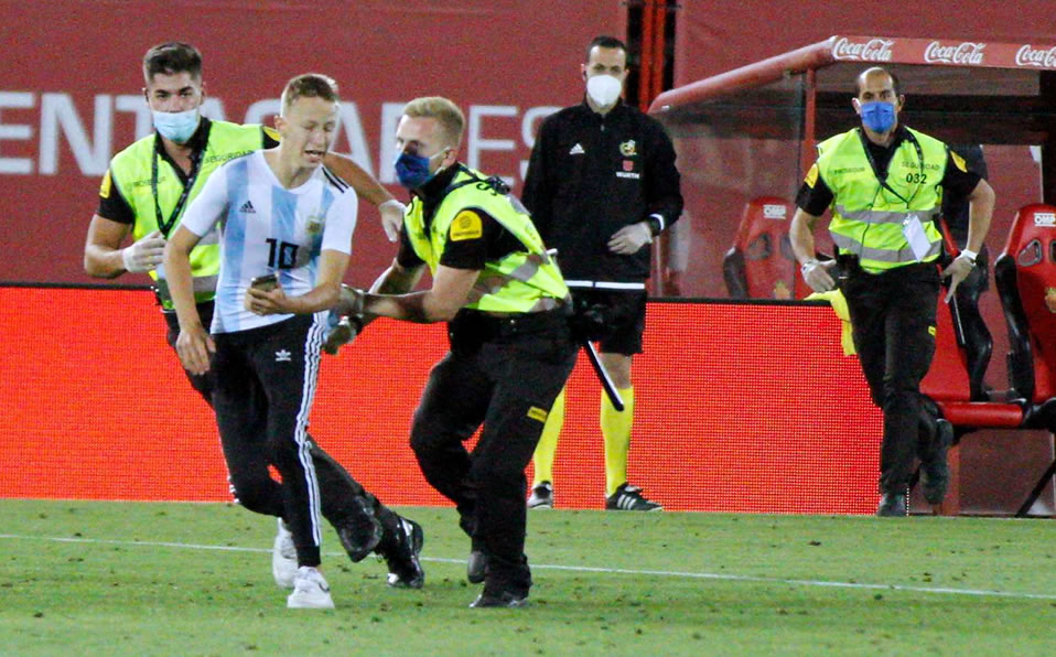 El aficionado que se coló en el Mallorca-Barcelona enfrentaría acciones legales de LaLiga. (AP)