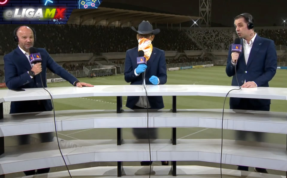 Luis García, Jorge Campos y Christian Martinoli en la narración de la Final de la eLiga MX. (TV Azteca)