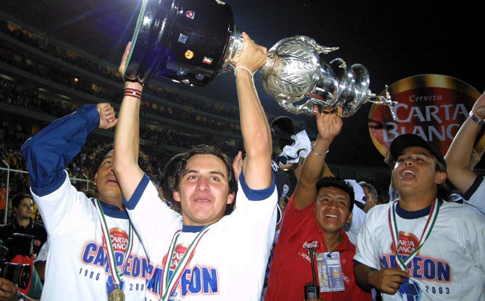Luis Pérez alza el título del Clausura 2003. (Foto: Mexsport)