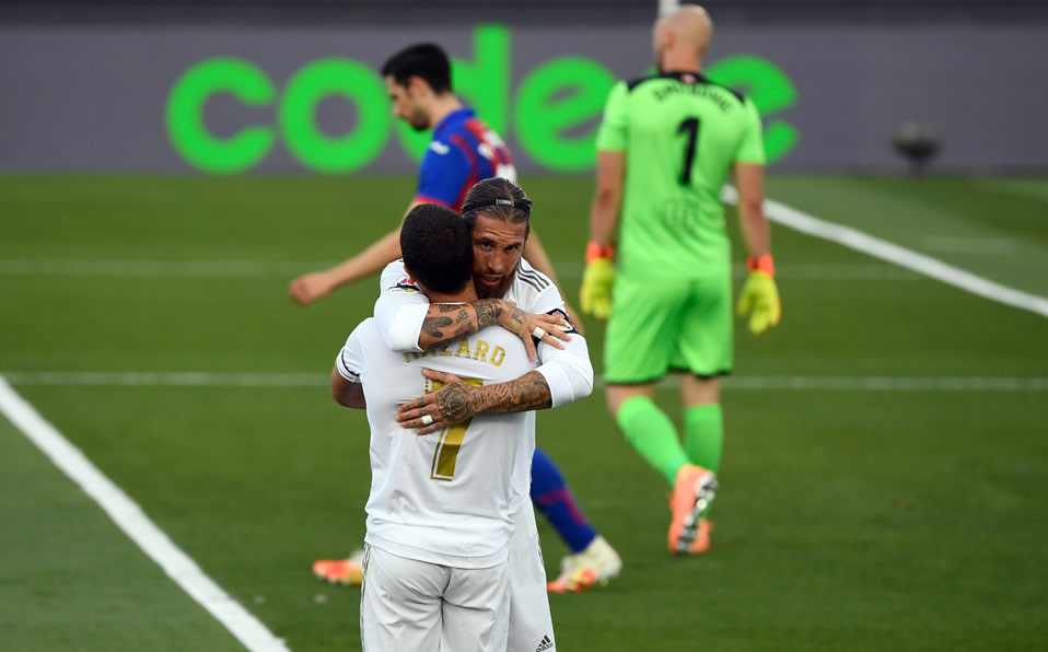 Sergio Ramos celebra con Eden Hazard. (Foto: AFP)