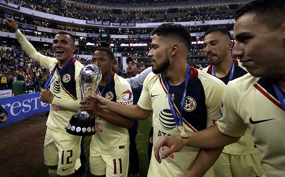 Luis Reyes (izq) alzó el título del A2018 en la Final América-Cruz Azul. (Imago7)