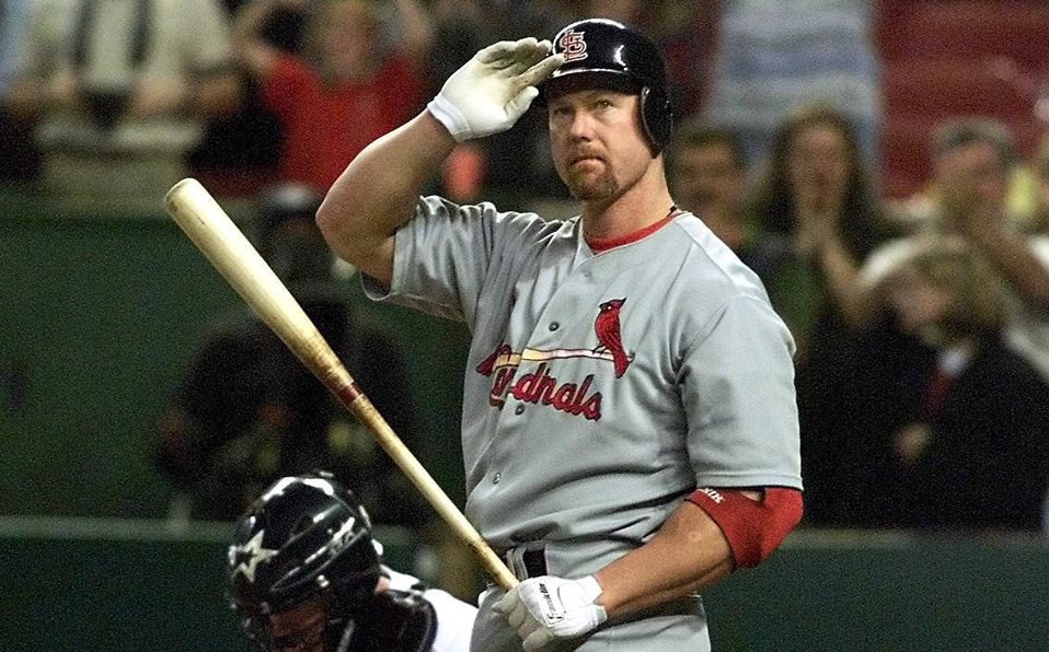 McGwire fue uno de los mayores jonroneros de la época. (Especial)