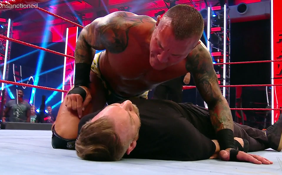 Con un puntapié a la cabeza, así fue como Orton puso a Christian en una camilla. (WWE)