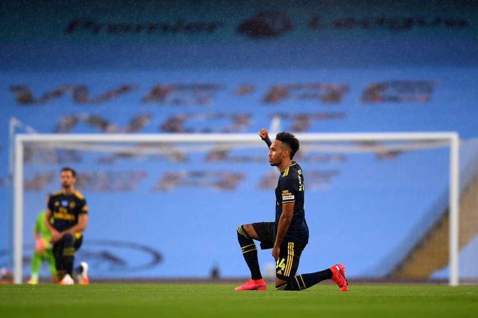 Aubameyang se arrodilló para protestar contra el racismo. (Foto: AFP)
