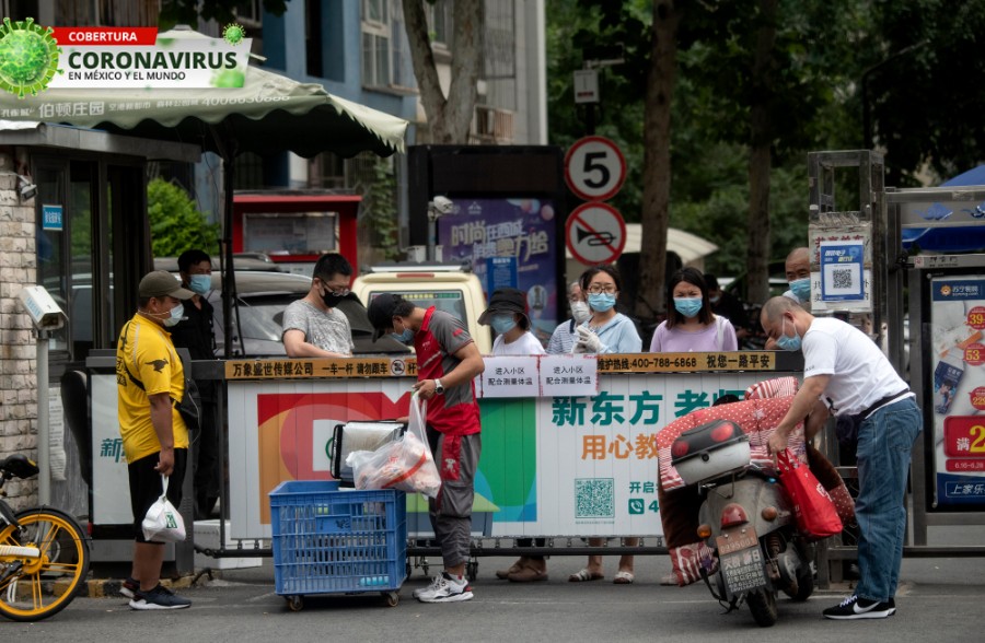 Aún se desconoce cómo llegó el virus a las tablas donde se corta el salmón. FOTO: AFP.