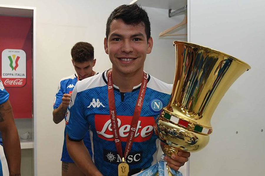 Hirving Lozano posa con la Coppa Italia. (Foto: @sscnapoliES)