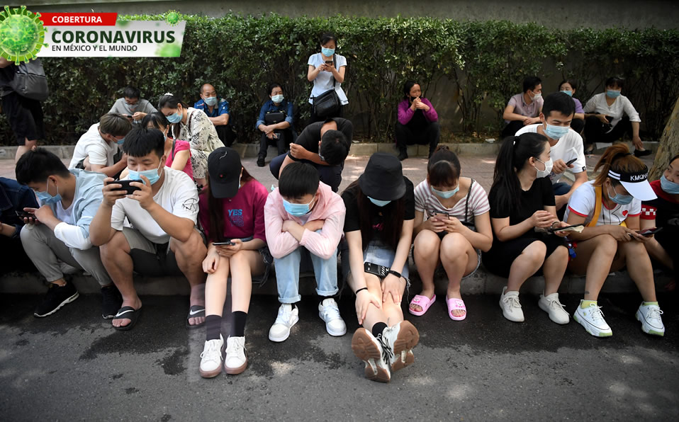 Jóvenes con cubrebocas. (Foto: AFP)