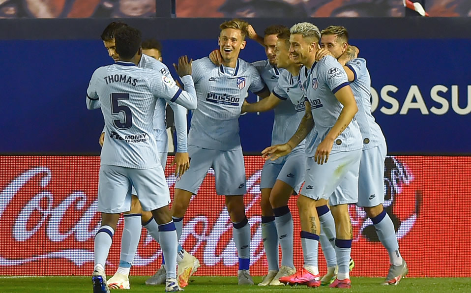 Los jugadores del Atlético celebran uno de los goles. (Foto: AFP)