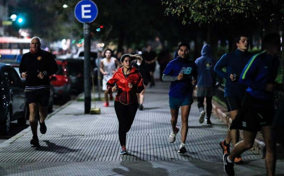 Buenos Aires ha determinado días específico para que la gente salga a correr. Foto: EFE