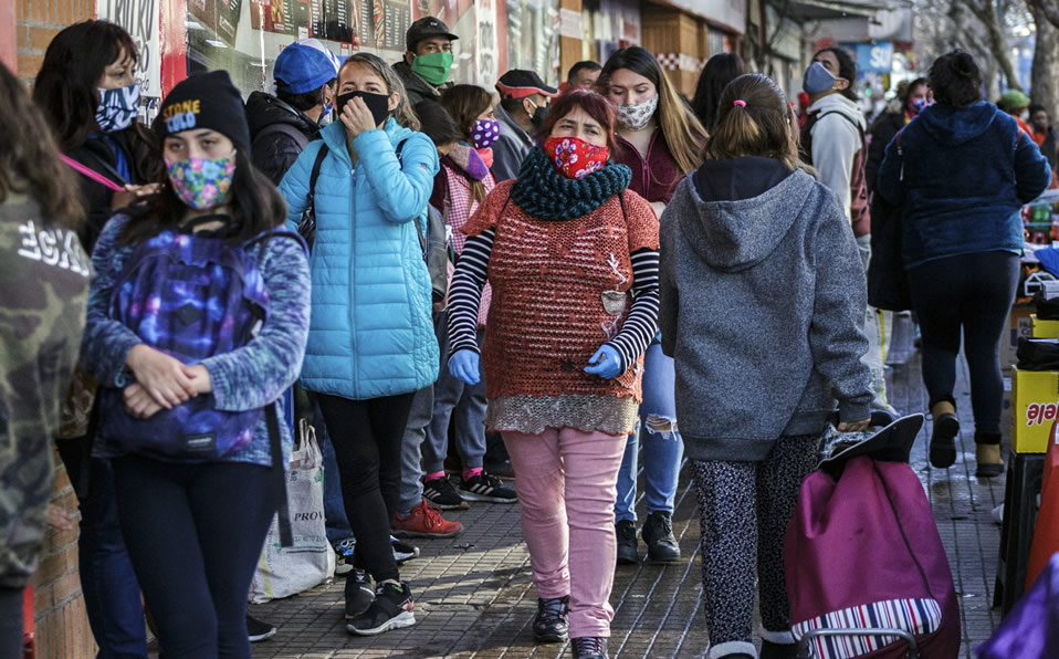 Gente haciendo fila en un supermercado de Valparaíso. (Foto: AFP)