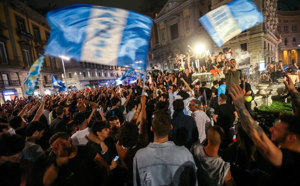 La gente en Nápoles salió a las calles para festejar el título de Copa. Foto: AFP
