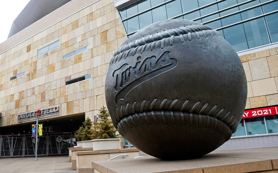 Twins quitan estatua afuera de su estadio por racismo