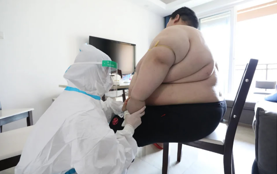 Hombre de Wuhan aumentó 100 kilos en cinco meses por temor a Covid-19