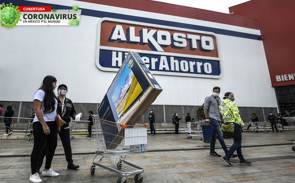 La gente se arremolinó en los centros comerciales (AFP)