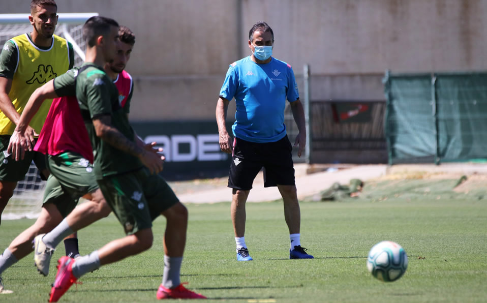 Alexis Trujillo dirige su primer entrenamiento al frente del Betis. (Foto: @RealBetis)