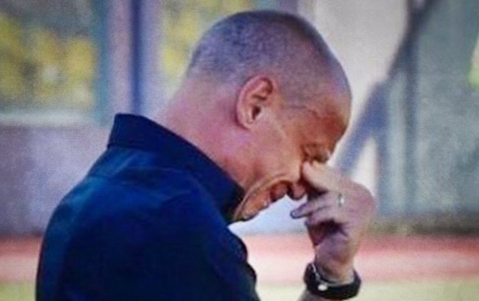 DT del Livorno rompió en llanto por su madre recién fallecida