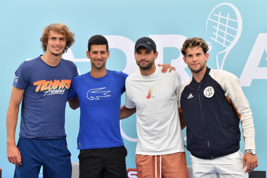 Grigor Dimitrov, positivo de COVID, no guardó la sana distancia con sus colegas. FOTO: AFP.