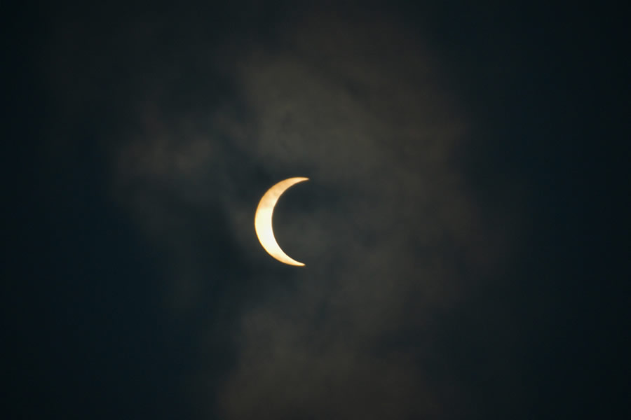 La luna cubre parcialmente el sol durante el eclipse solar anular visto desde Siliguri. (Foto: AFP)
