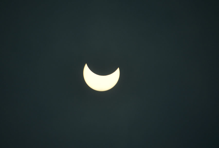 La luna cubre parcialmente el sol durante el eclipse solar anular visto desde Siliguri. (Foto: AFP)